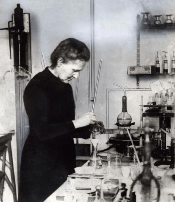 Marie Curie in her chemistry laboratory at the Radium Institute in France (April 1921) Source: Nationaal Archief of the Netherlands, Photographer: Unknown, Copyright: No known copyright restrictions