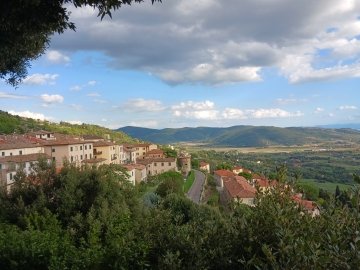 A view of Cortona skyline with yellow buildings and red roofs